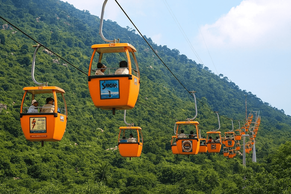 Du khách có thể trải nghiệm cáp treo tại đồi Robin để ngắm mây trời và toàn cảnh Đà Lạt từ trên cao